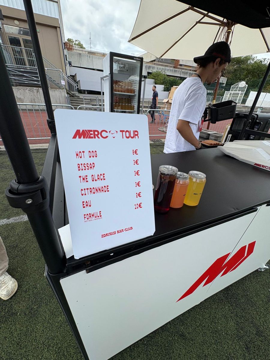 Bar 2Drinks installé en extérieur avec sa carte
