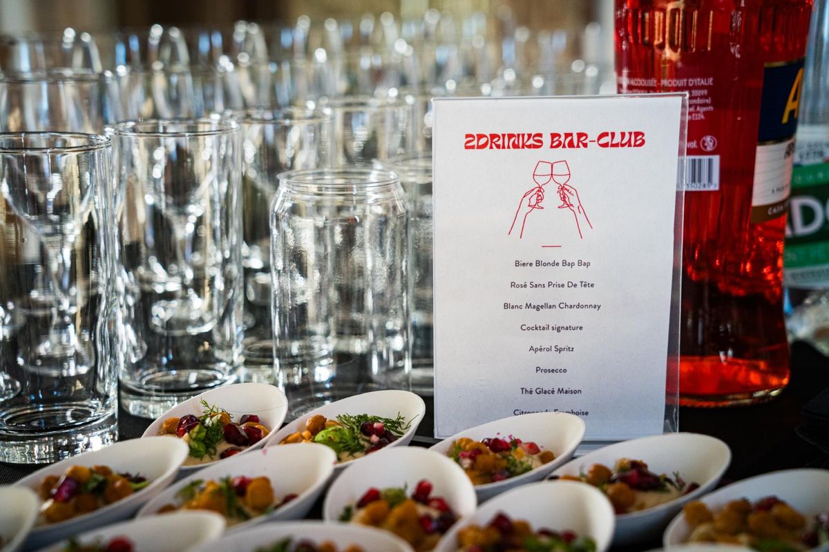 Carte des cocktails 2Drinks et verres prêts pour le service