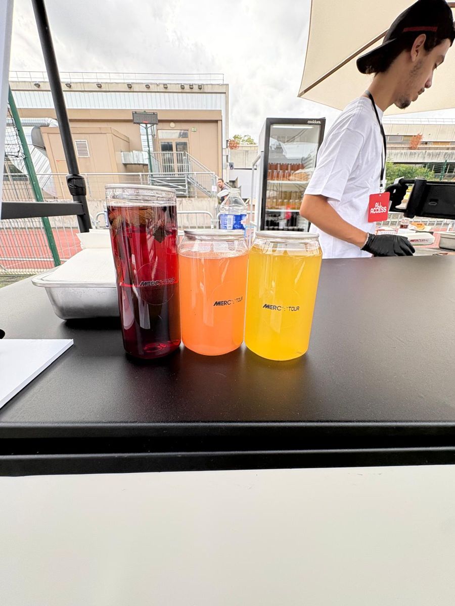 Cocktails colorés servis sur le bar