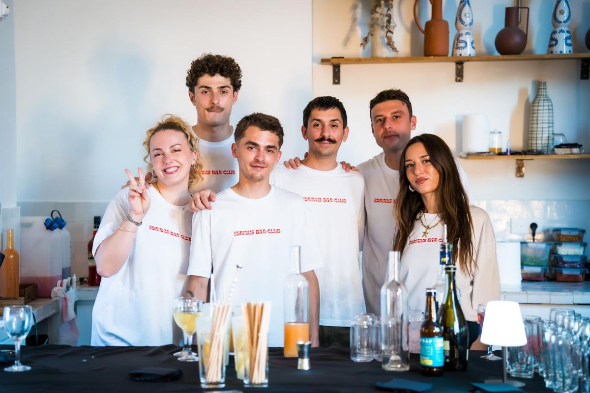 L'équipe 2Drinks Bar-Club au complet derrière le bar