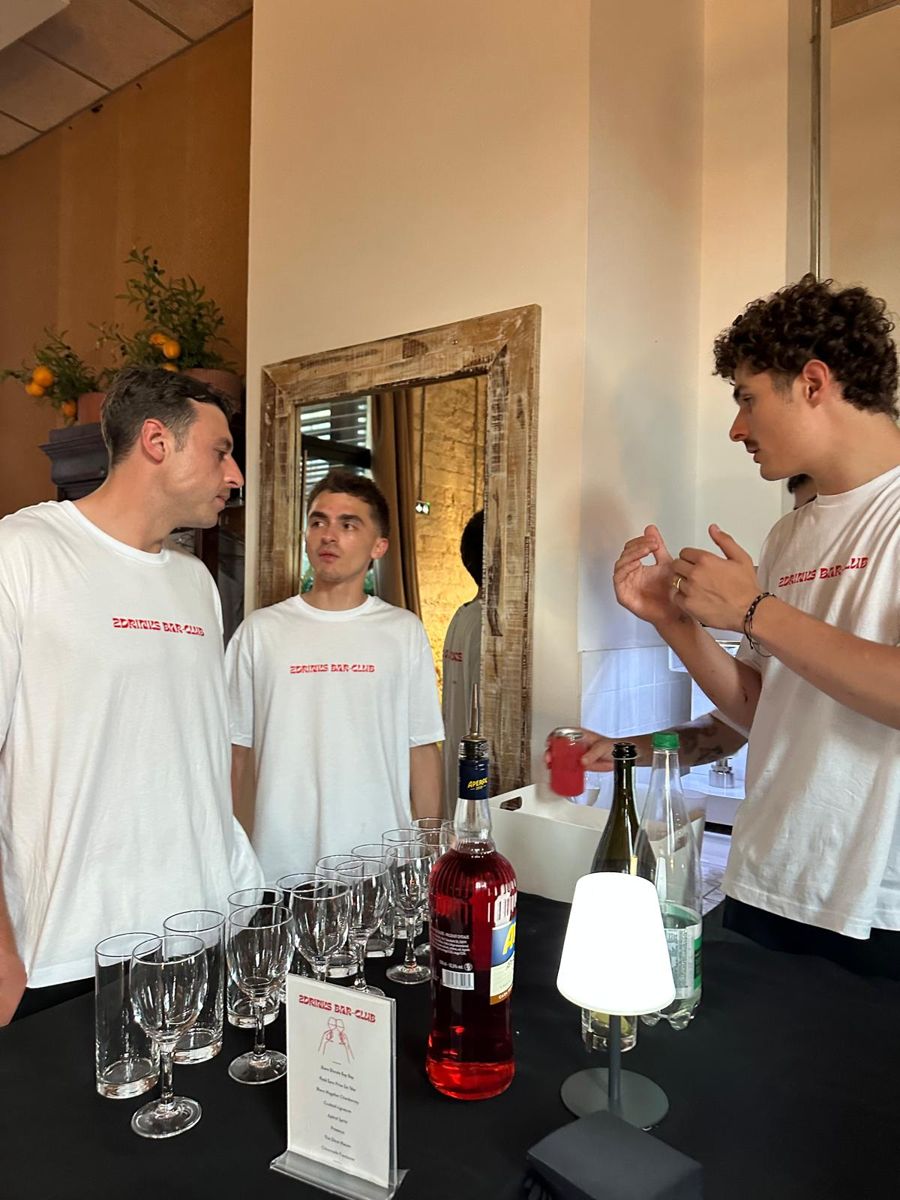 Échange entre les bartenders et les invités